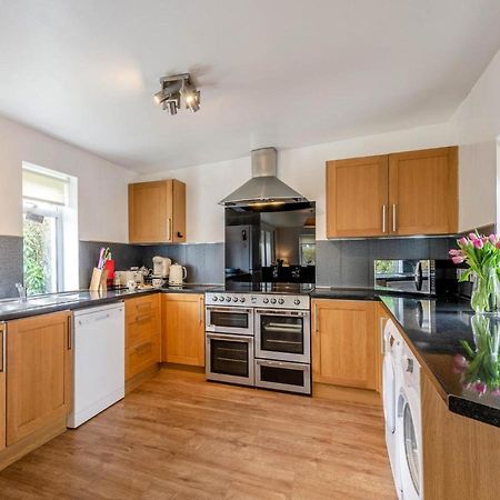 Cosy 3 Bedroom Home In Centre Of ブロディック エクステリア 写真