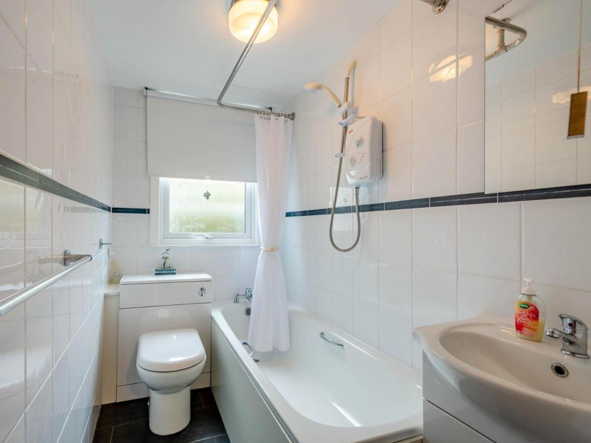 Cosy 3 Bedroom Home In Centre Of ブロディック エクステリア 写真