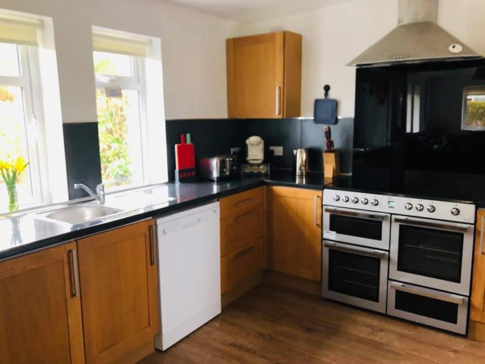 Cosy 3 Bedroom Home In Centre Of ブロディック エクステリア 写真