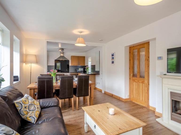 Cosy 3 Bedroom Home In Centre Of ブロディック エクステリア 写真