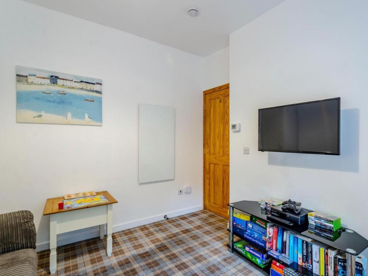 Cosy 3 Bedroom Home In Centre Of ブロディック エクステリア 写真