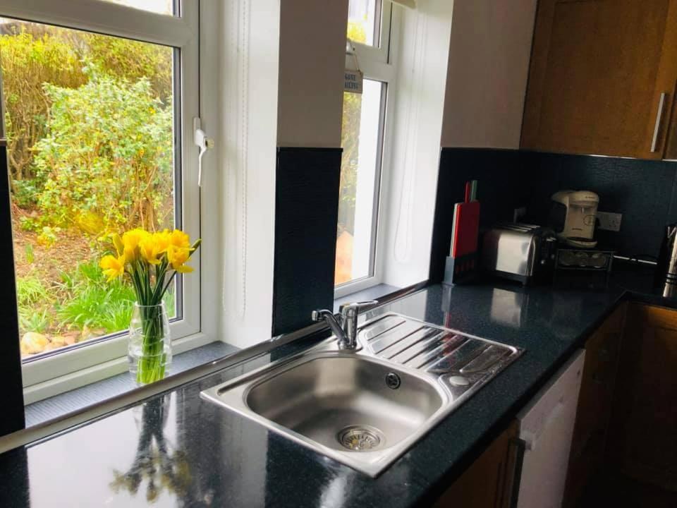 Cosy 3 Bedroom Home In Centre Of ブロディック エクステリア 写真